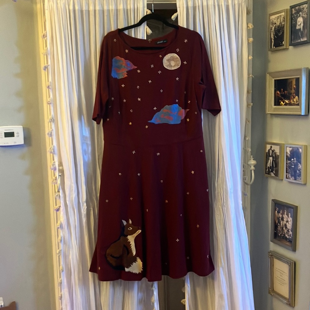 Stretch cotton, maroon embroidered dress with three-quarter sleeve. Zipper back.